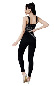 Detailansicht der schwarzen High-Waist-Skinny-Hose mit dekorativen silbernen Metallketten