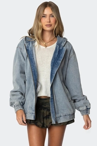 Detail der hellblauen Jeansjacke mit Kapuze, Kontrasteinsätzen und elastischen Bündchen