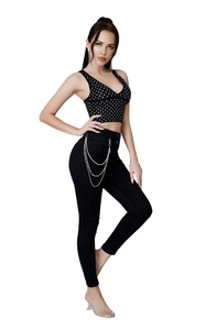 Detailansicht der High-Waist Skinny Jeans mit stilvollen silbernen Metallketten-Details