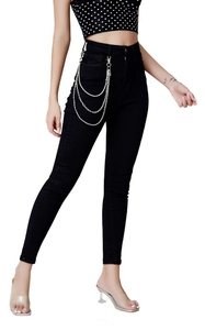 Detailansicht der High-Waist-Skinny-Jeans mit dekorativen dreifachen Metallketten