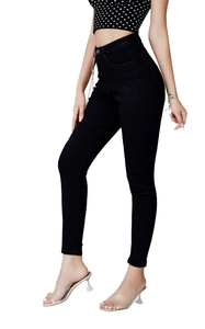 Detail einer schwarzen High-Waist-Skinny-Jeans mit dekorativer silberner Metallkette an der Seite