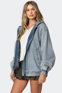 Detailansicht der hellblauen Jeansjacke mit Kapuze, Metallreißverschluss und Überschnitt