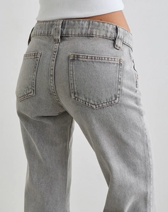 Détail du jean gris clair à taille haute avec poches arrière classiques et tissu en sergé