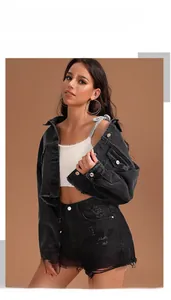 Détail de la veste en jean noir délavé avec ourlet effiloché et finition vieillie