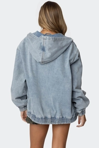 Rückansicht einer hellblauen Kapuzen-Jeansjacke mit Gummizug an Saum und Bündchen