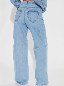 Jean droit bleu clair pour femme avec poches arrière ornées de surpiqûres en forme de cœur