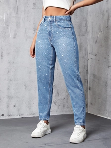 Pantaloni denim azzurri a vita alta da donna con strass scintillanti e vestibilità comoda