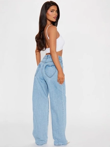 Jean large bleu clair pour femme avec poche arrière en forme de cœur et coupe taille haute