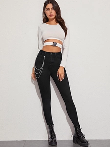 Detailansicht der schwarzen High-Waist Skinny Jeans mit dekorativen dreifachen Metallketten