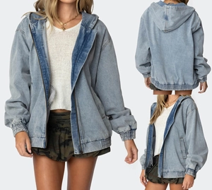 Detailansicht der hellblauen Jeansjacke mit Kapuze, Reißverschluss und Rippbündchen