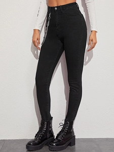 Detailansicht der schwarzen High-Waist-Skinny-Jeans mit dekorativer silberner Metallkette