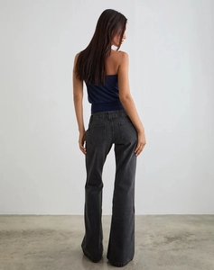 Jean évasé gris foncé pour femme avec taille haute et poches arrière, coupe slim