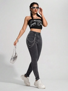 Detailansicht der High-Waist-Skinny-Jeans in Dunkelgrau mit dekorativen Metallketten