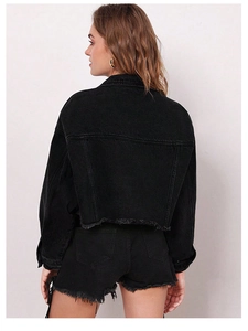 Vue arrière d'une veste en jean noire avec ourlet effiloché et short assorti sur modèle