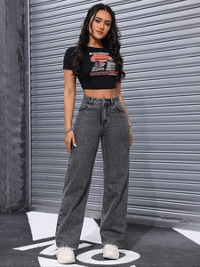 Photo street style de jean large à taille haute en denim gris foncé délavé