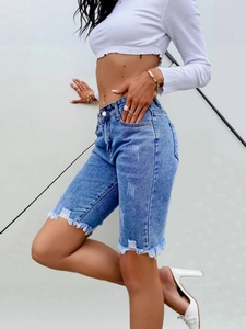Short en jean pour femme avec ourlets effilochés et détails déchirés en bleu clair