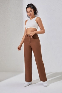 Vue complète d'un pantalon en denim marron à taille haute et jambe large pour femmes
