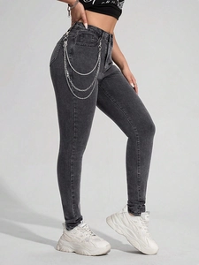 Detail der grauen High-Waist-Skinny-Jeans mit dreilagigen silbernen Metall-Hüftketten