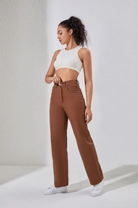 Détail du pantalon en jean marron taille haute à coupe droite avec cinq poches classiques