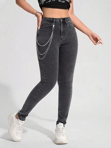 Detail der dunkelgrauen High-Waist-Jeans mit mehrlagiger silberner Metallkette Deko