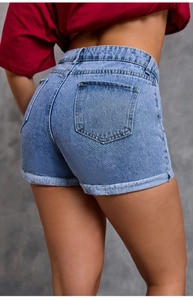Vue détaillée d'un short en jean taille haute délavé bleu clair avec ourlets retroussés