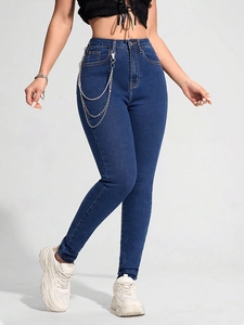 Dunkelblaue Skinny-Jeans mit hoher Taille und dekorativen dreifachen silbernen Ketten