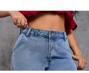 Gros plan détaillé du short en jean bleu clair taille haute avec bouton en métal et coutures