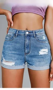 Détail d'un short en jean taille haute effet vieilli avec ourlets retroussés et délavage vintage