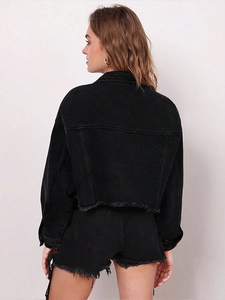 Vue de dos d'un ensemble en jean noir court pour femme avec des détails effilochés