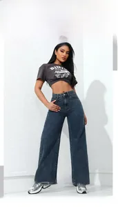 Vue détaillée du jean évasé à taille haute avec texture délavée de qualité et drapé