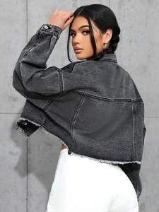 Veste courte en jean gris anthracite pour femme avec ourlet effiloché et épaules tombantes