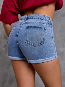 Short en jean taille haute bleu clair pour femme avec ourlets retroussés et poches