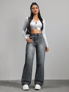 Inquadratura intera di jeans a vita alta a gamba larga in denim grigio lavato stile casual