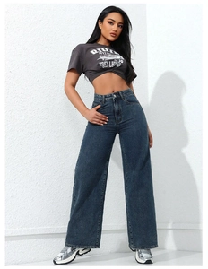 Détail du jean taille haute bleu foncé avec coupe large et design à cinq poches