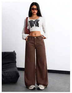 Jean marron à taille haute et jambe large avec un crop top orné d'un motif de papillon