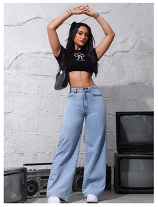 Jean taille haute à jambes larges délavé bleu clair au style urbain vintage chic