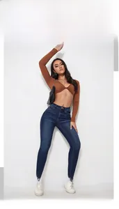 Vue détaillée d'un jean skinny taille haute bleu foncé pour femme de style urbain