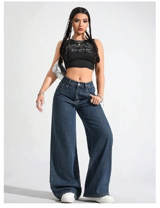 Vue complète d'un jean bleu foncé à taille haute et jambes larges avec style urbain