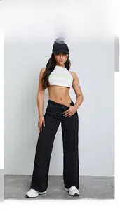 Détail de jean noir taille haute à jambes larges en denim foncé et style urbain chic