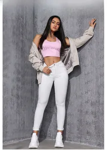 Détail d'un jean blanc taille haute avec gilet rose et veste grise de style urbain