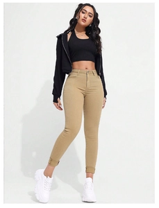 Vue complète d'un jean skinny kaki à taille haute pour femme au style urbain épuré