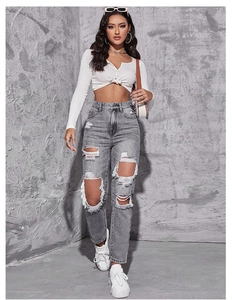 Détail du jean gris taille haute déchiré avec finitions usées et crop top blanc chic