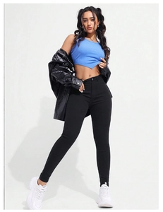 Jean skinny noir taille haute à la mode avec haut bleu et veste en cuir noire