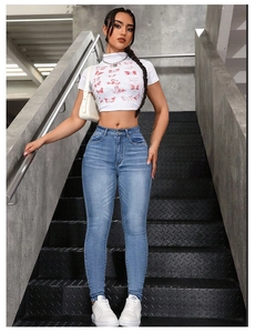 Détail d'un jean skinny à taille haute avec finition délavée rétro et coupe extensible