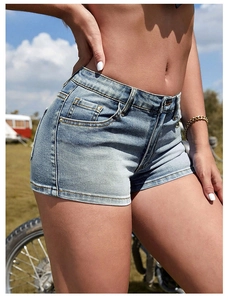 Détails du short en jean bleu clair délavé à taille haute avec coutures contrastées