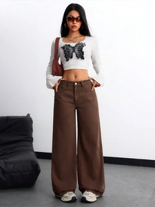 Jean femme marron taille haute à jambes larges avec haut blanc à motif papillon en dentelle
