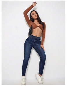 Détail du jean skinny taille haute bleu foncé au design style urbain américain