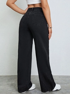Vue arrière du jean noir taille haute pour femme avec jambe large et coupe décontractée