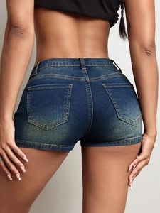 Vue arrière du short en jean bleu foncé moulant avec finition vintage délavée