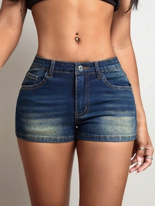 Vue détaillée du short en jean bleu foncé avec moustaches et effets vintage délavés
